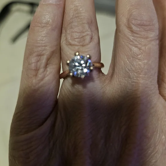 Elegant Gold Solitaire Ring - Picture 5 of 5